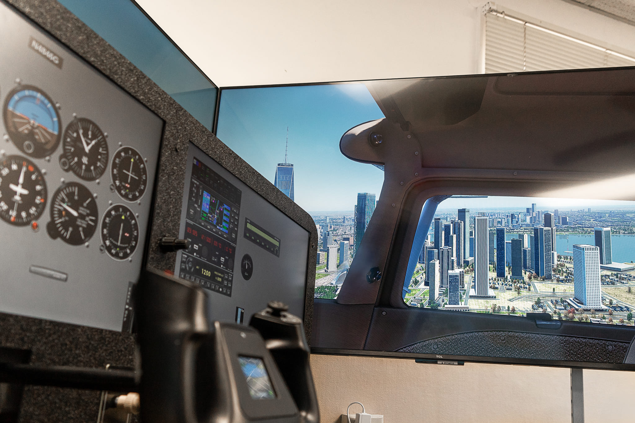 Round-dial six-pack panel with a GPS navigator and wrap-around city visuals on the SG-2 simulator
